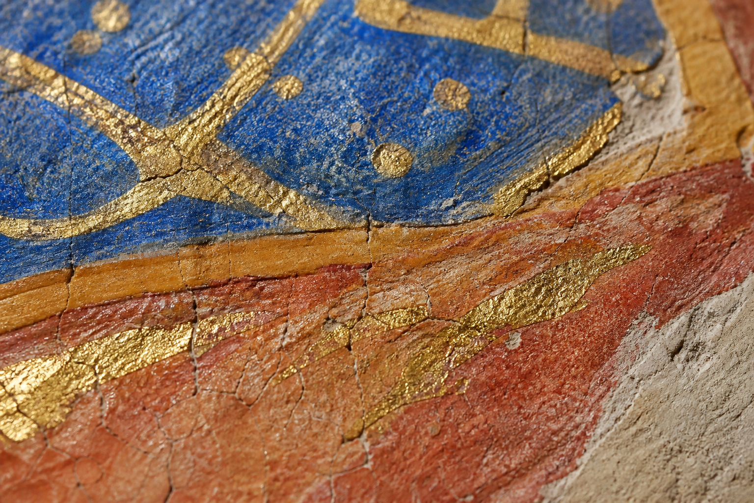 Dettaglio di pigmento e foglia oro restaurati