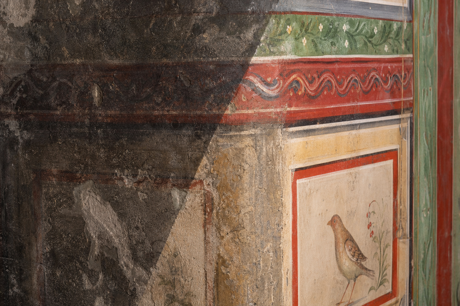 Angolo di affresco con confronto prima e dopo il restauro